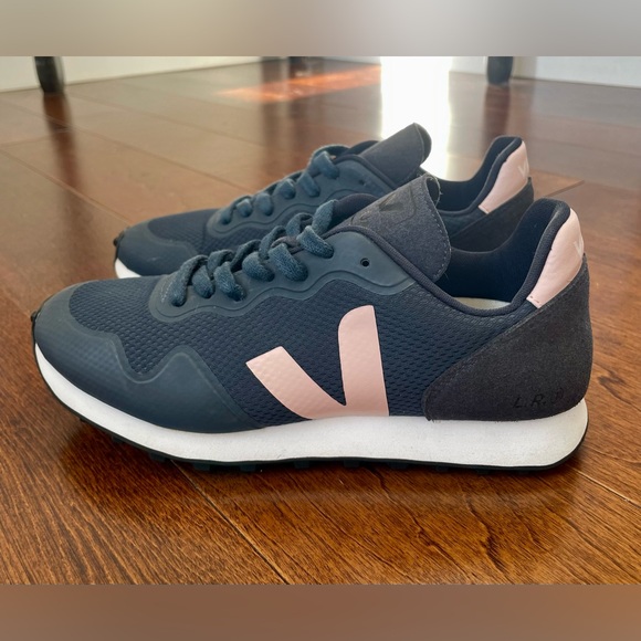 Veja Shoes - Veja Alveomesh Women’s Sneakers - size 8